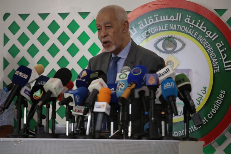 رئيس اللجنة الوطنية المستقلة للانتخابات حلال إلقائه النتائج النهائية للجزيرة نت